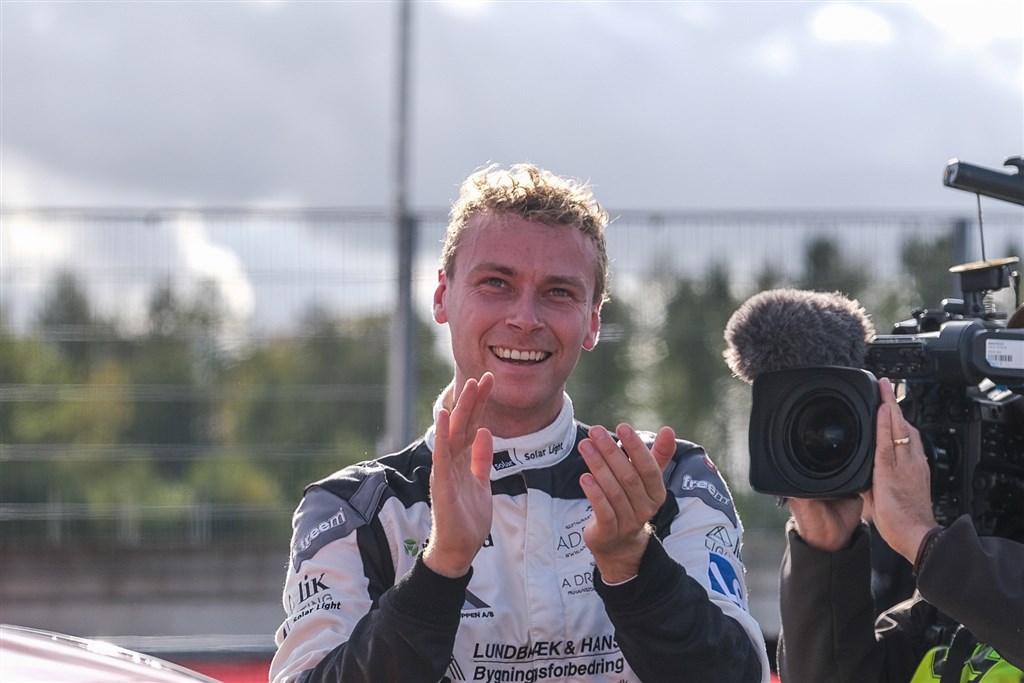 En glad Michael Markussen foran teamets egen fantribune i pitlane på Jyllandsringen.